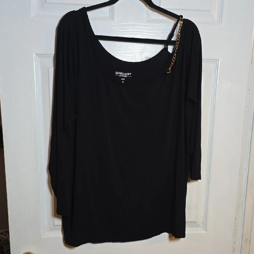 103 Torrid Womens 2 2X Elegant Black Long Sleeve Tee With Gold Chain On Shoulder - Picture 3 of 7